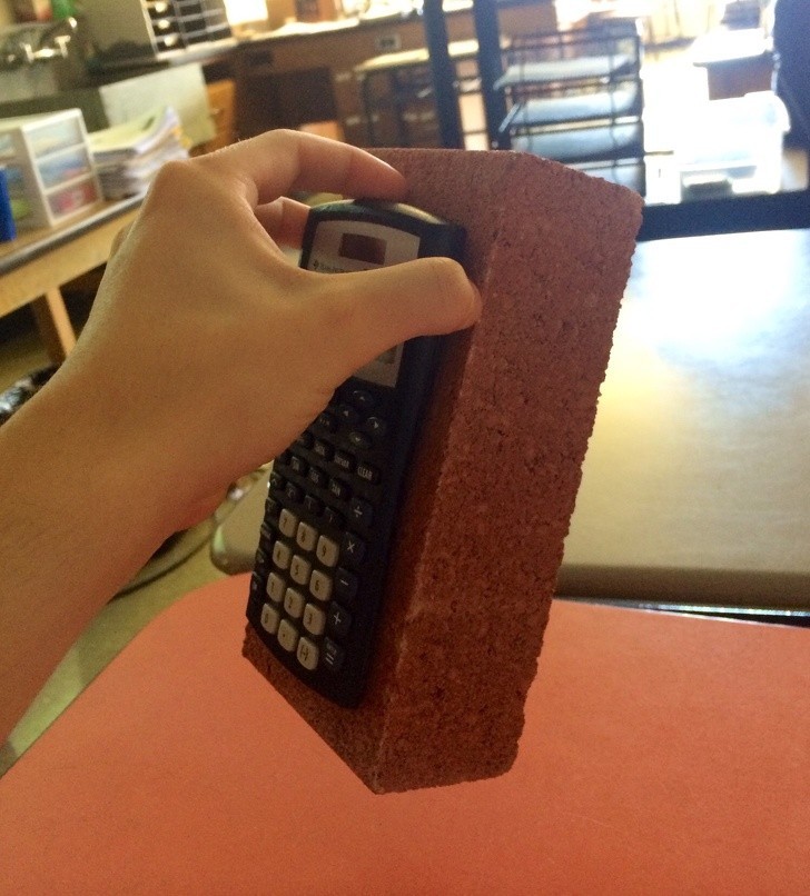 1. „Moja nauczycielka chemii przykleiła swoje kalkulatory do cegieł, aby nie dało się ich ukraść.”