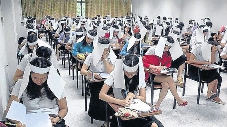 18. Uniwersytet w Bangkoku zmusza uczniów do zakładania „hełmów” zapobiegających ściąganiu, podczas pisania egzaminów.