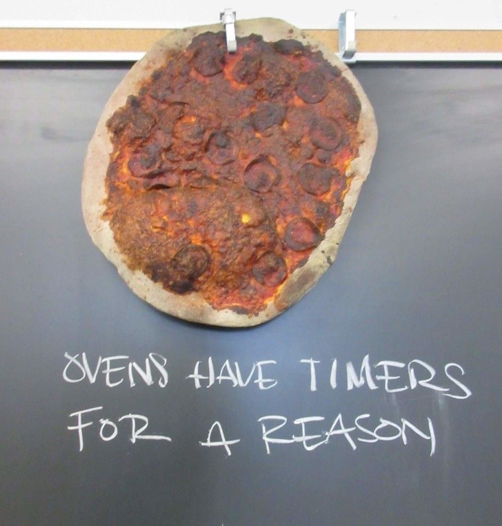 10. „Mój nauczyciel gotowania zawiesił tę biedną pizzę na tablicy.”
