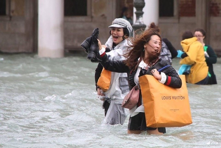 W razie powodzi, należy chronić zakupy i buty 