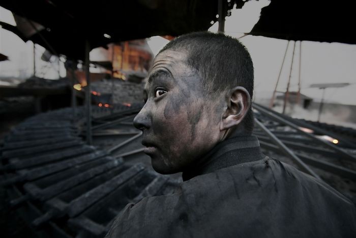 Pracownik fabryki w Wuhai