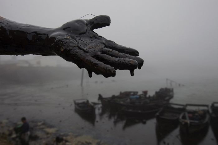 W 2010 roku ogromny wyciek ropy w zatoce Dalian zanieczyścił pobliskie wody na długi czas.