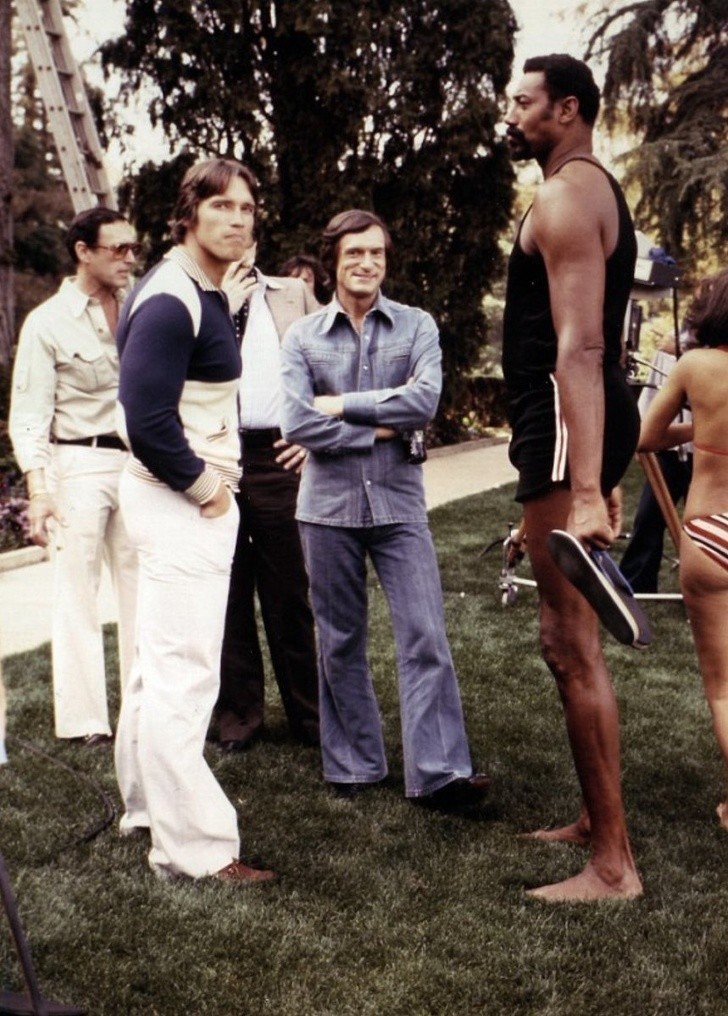 Arnold Schwarzenegger, Wilt Chamberlain i Hugh Hefner podczas luźnej rozmowy w latach 70