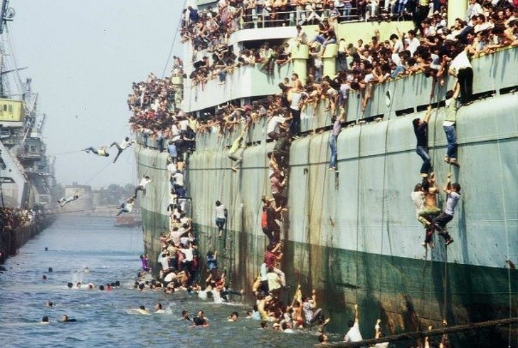 Albańscy uchodźcy na pokładzie statku towarowego Vlora we włoskim porcie w Bari. 8 sierpień, 1991