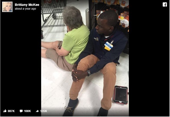 7. Pracownik Walmartu podtrzymywał kobietę, która zasłabła w sklepie, aż do przyjechania karetki.