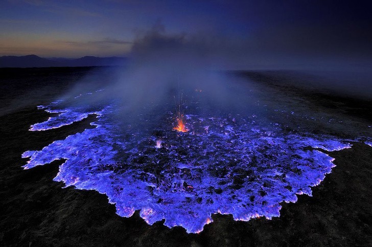 19. Wulkan Kawah Ijen w Indonezji. Dwutlenki siarki sprawiają, że wydziela on niezwykły niebieski połysk.