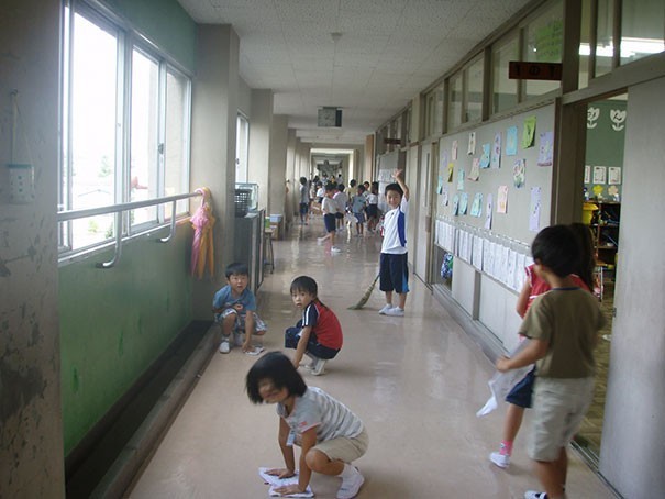 W wielu szkołach dzieci pomagają w utrzymaniu czystości w placówce jako część nauki odpowiedzialności i sumienności