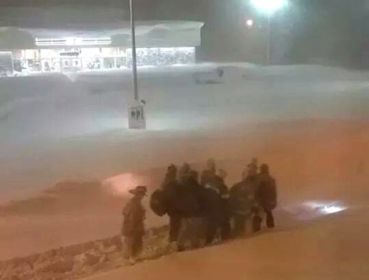 Strażacy z Buffalo przenieśli ofiarę zawału do znajdującego się 10 przecznic dalej szpitala, po tym jak karetka utknęła w zamieci śnieżnej.