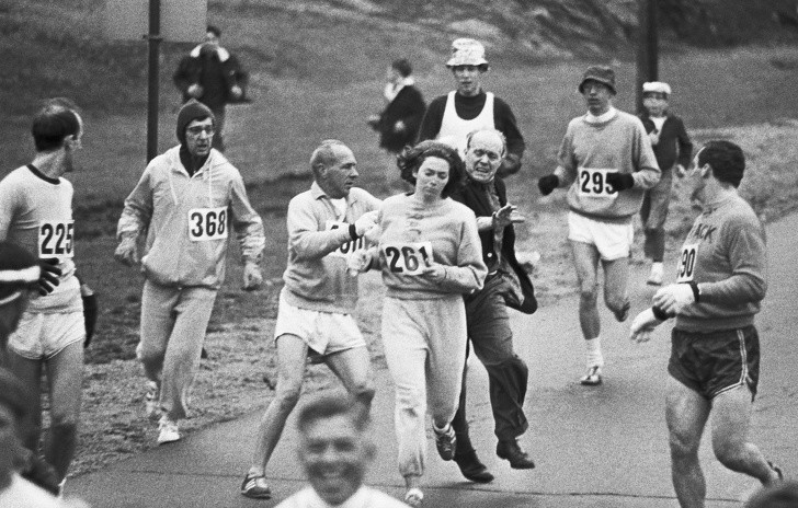 1. Kathrine Switzer była pierwszą oficjalnie zarejestrowaną kobietą, która wzięła udział w maratonie bostońskim. Jeden z organizatorów próbował ją powstrzymać.