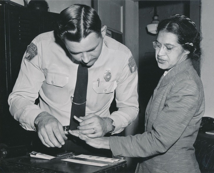 16. Rosa Parks była aktywistką ruchu praw cywilnych w Stanach Zjednoczonych. Aresztowano ją za nieustąpienie miejsca białemu pasażerowi w przedzialne "dla kolorowych."