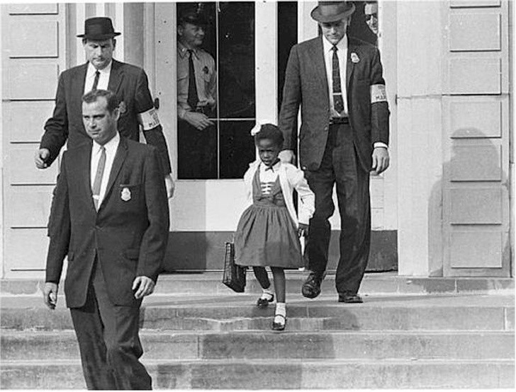 10. Ruby Bridges to pierwsze afroamerykańskie dziecko, któremu pozwolono uczęsczać do szkoły, w której uczyły się wyłącznie białe dzieci. Była ona pilnowana przez agentów federalnych przydzielonych przez prezydenta Eisenhowera.