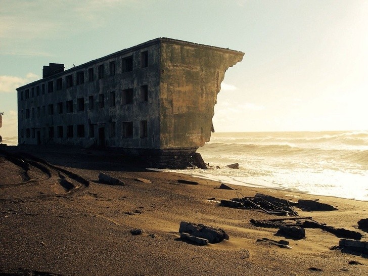 Opuszczony budynek mieszkalny, którego ruiny lądują w morzu przy wiosce rybackiej Kirovsky w Rosji