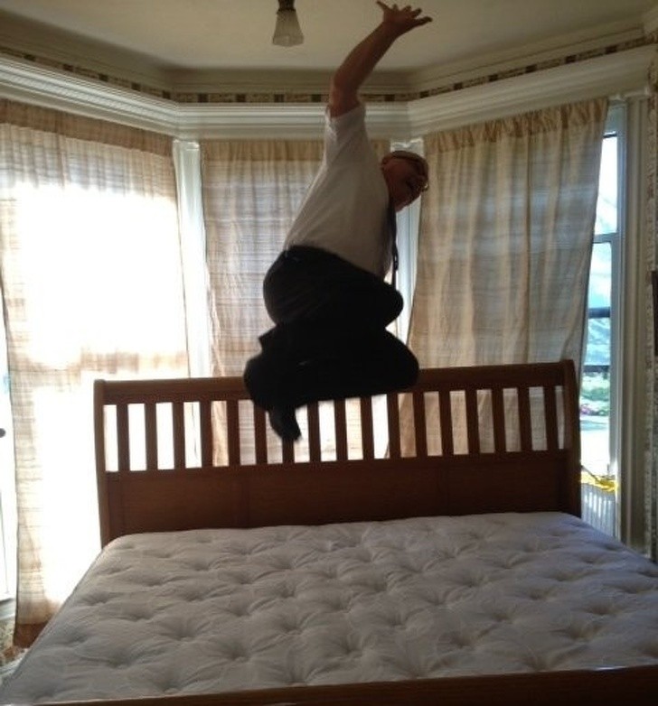 Rodzice zamówili nowe łóżko do domku. Tata poprosił dostawce żeby zrobił mu te zdjęcie 