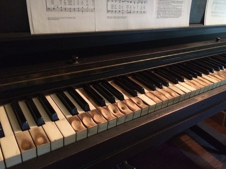 Wysłużone klawisze fortepianowe
