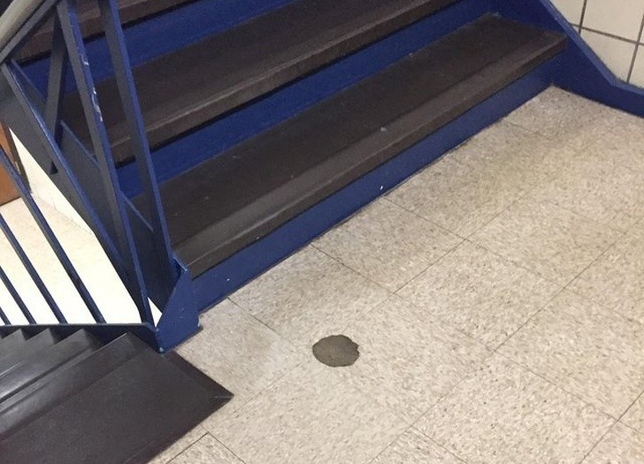 „W tym miejscu ludzie zakręcają na schodach w mojej szkole”