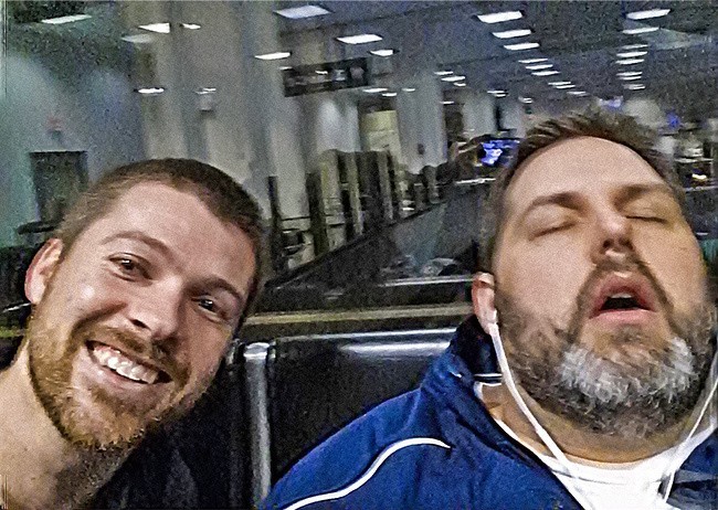 Dostałam z męża telefonu zdjęcie jakimś obcym facetem na lotnisku. Mój mąż to ten który śpi! 