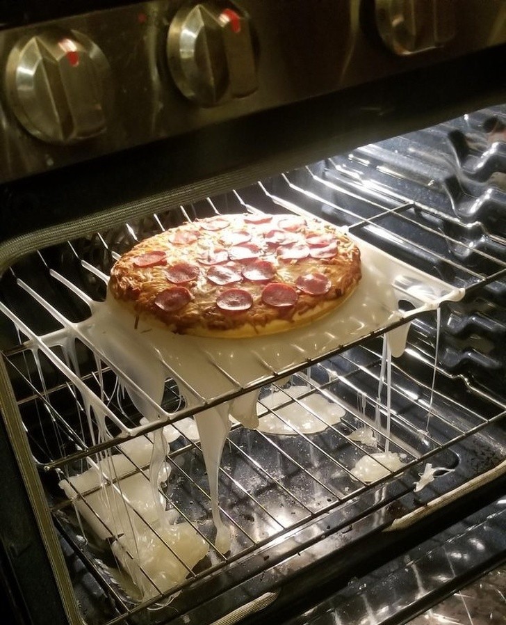 Córka użyła plastikowej deski do krojenia jako podkładki do pizzy 