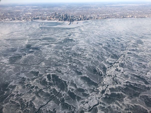 Zdjęcie Chicago z samolotu, zamarznięte jezioro Michigan 