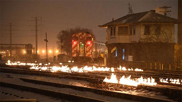 Kolej w Chicago przy pomocy ognia pilnuje, żeby zwrotnice nie pozamarzały na torach 