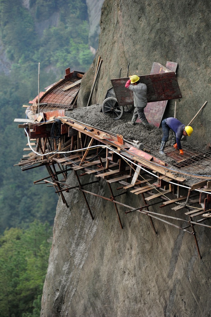 2. Chińscy pracownicy budujący drogę na zboczu góry