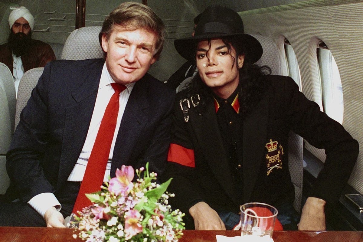 12. Michael Jackson i Donald Trump w 1990 roku. Z tyłu kucharz Jacksona, Mani Khalsa