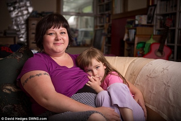 Zarówno jej córka, Tara,jak i syn, 2-letni Ray Lee, karmieni są 3 razy dziennie.