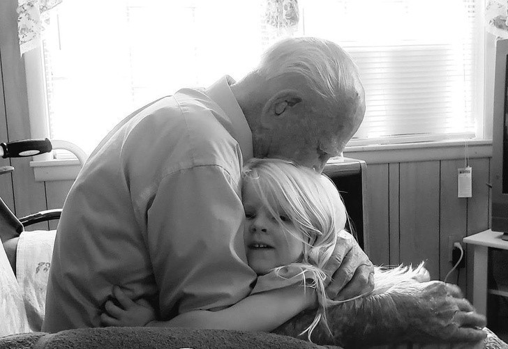 „Mój dziadek podczas swoich 103 urodzin z moją 3-letnią córką. To zdjęcie jest dla mnie bezcenne.”