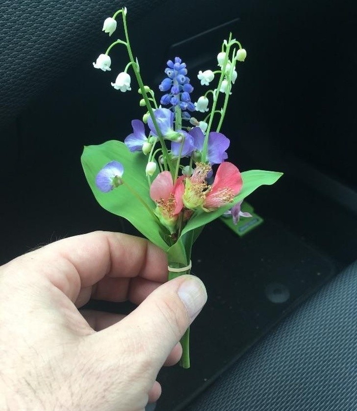 „Zrobiłem ten mini-bukiet dla mojej mamy na dzień matki. Pracuję na budowie i nigdy w życiu nie miałem do czynienia z kwiatami.”