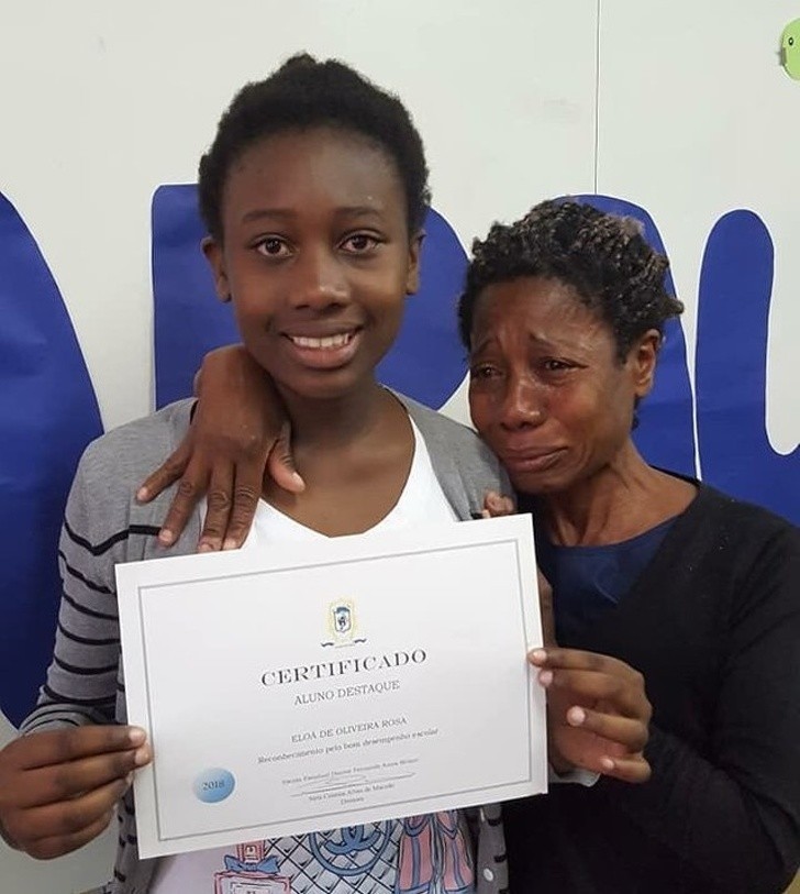 Tylko spójrzcie na dumę w oczach jej mamy. Ta dziewczyna uzyskała swój pierwszy certyfikat uznania w szkole.