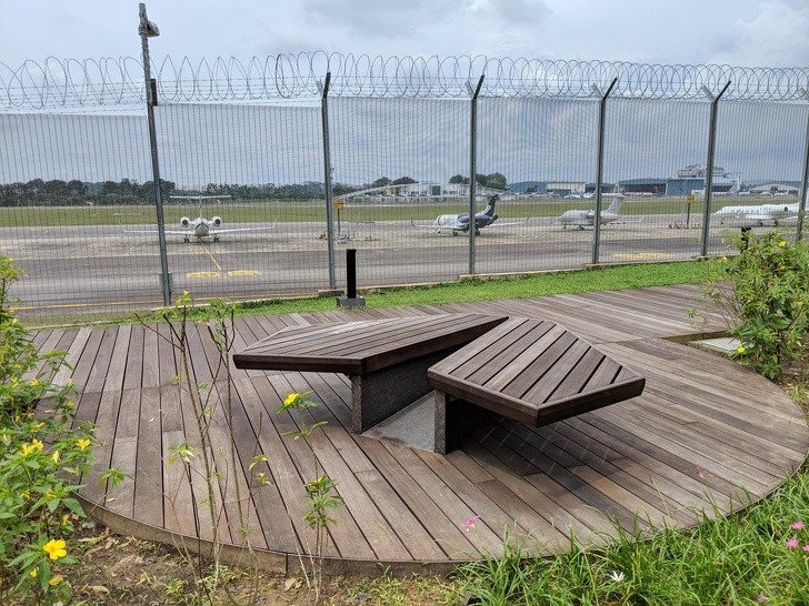 1. Ta ławka w kształcie papierowego samolotu na lotnisku