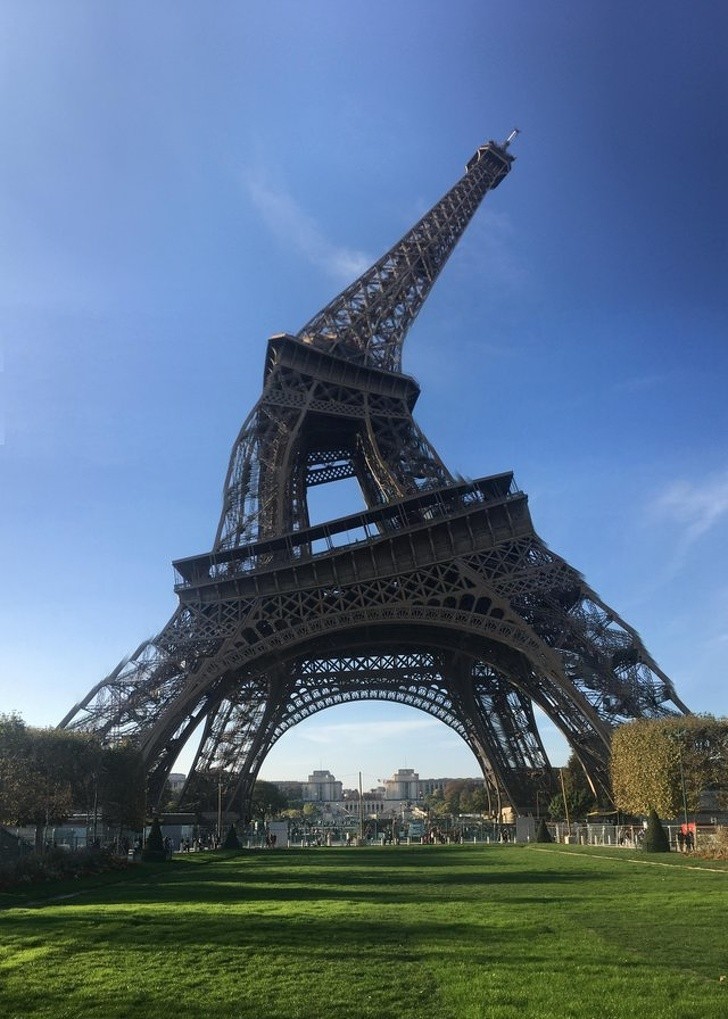 "Spróbowałem zrobić panoramiczne zdjęcie Wieży Eiffela. Wyszło całkiem nieźle"