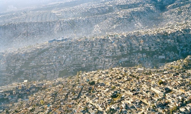 Widok na przeludnione miasto Meksyk (20 milionów mieszkańców)