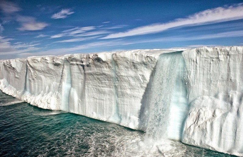 Wodospad spadający do oceanu z gwałtownie topniejącego lodowca