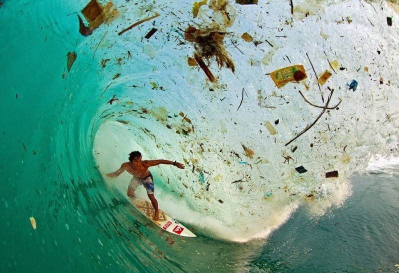 Surfowanie w śmieciach na Jawie