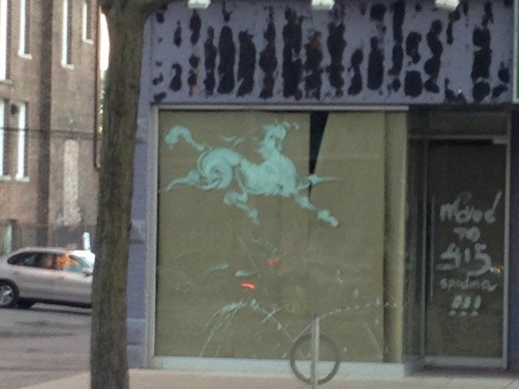 Ta rozmazana farba na opuszczonym budynku wygląda jak malowidło konia.