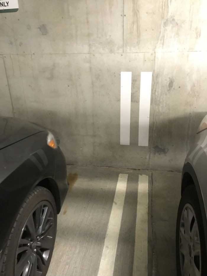 Linie na ścianie dla łatwiejszego parkowania