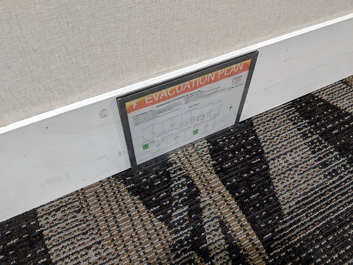 W tym hotelu tabliczki ewakuacyjne umieszczane są przy podłodze, aby można je było zobaczyć nawet gdy pomieszczenie wypełnia dym