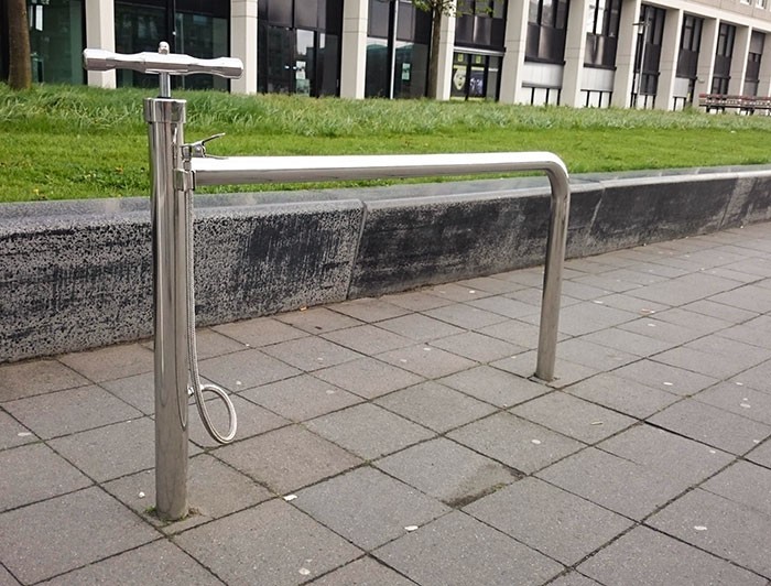 Publiczny stojak na rowery z dołączoną pompką