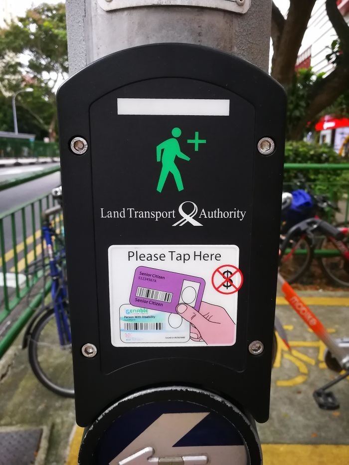 W Singapurze starsze osoby mogą otrzymać więcej czasu na przejściu dla pieszych, po przyłożeniu karty