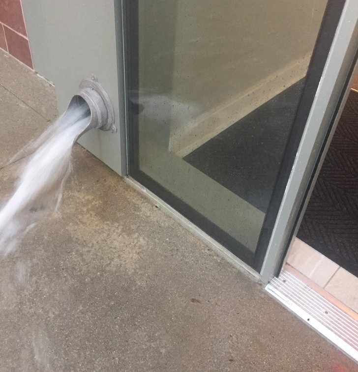 Odpływ rynny przy drzwiach wejściowych do budynku to dobry pomysł 
