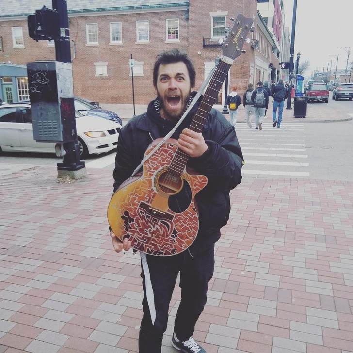 Dałem moją pierwszą akustyczną gitarę temu bezdomnemu muzykowi ulicznemu, który musiał pożyczać instrumenty. Nigdy nie zapomnę jego radości i wdzięczności.