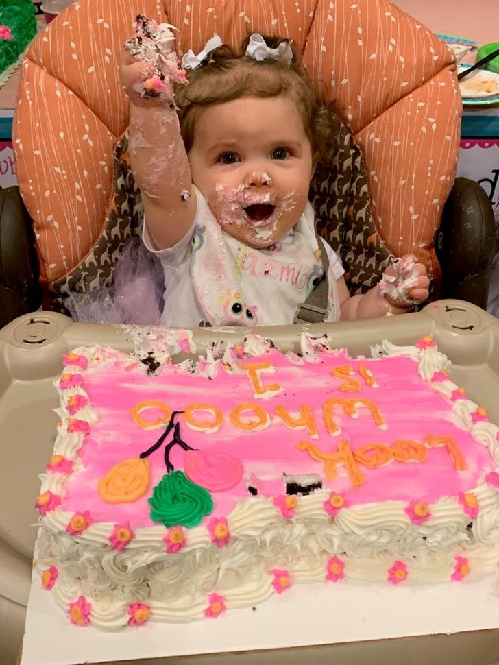 Moja córeczka skończyła dzisiaj rok. Chyba spodobał się jej tort.