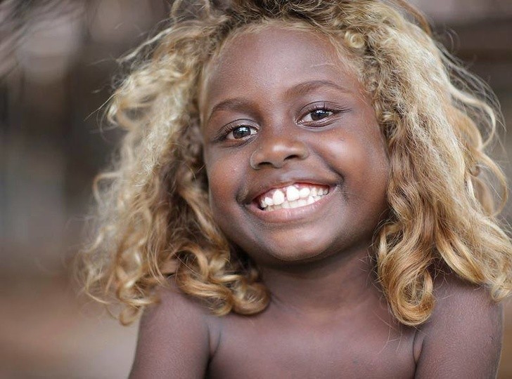 Mieszkańcy Wysp Salomona znani są z pięknej ciemnej skóry i naturalnie jasnych włosów.