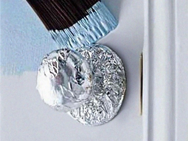 10. Chroń klamki przy pomocy folii aluminiowej.