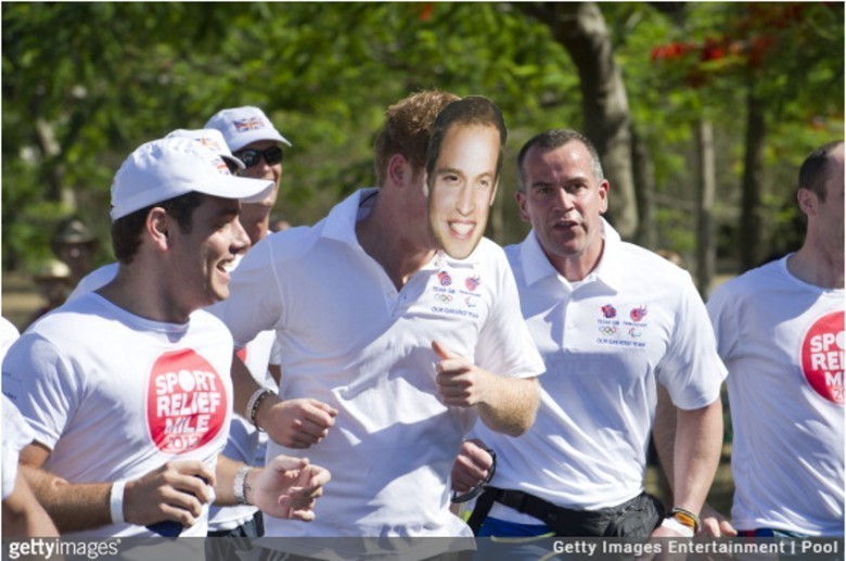 Książe Harry podczas maratonu, z maską swojego brata, Księcia Williama, na twarzy.