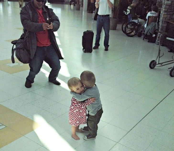 6. „Te dwa obce maluchy przytulają się na lotnisku”