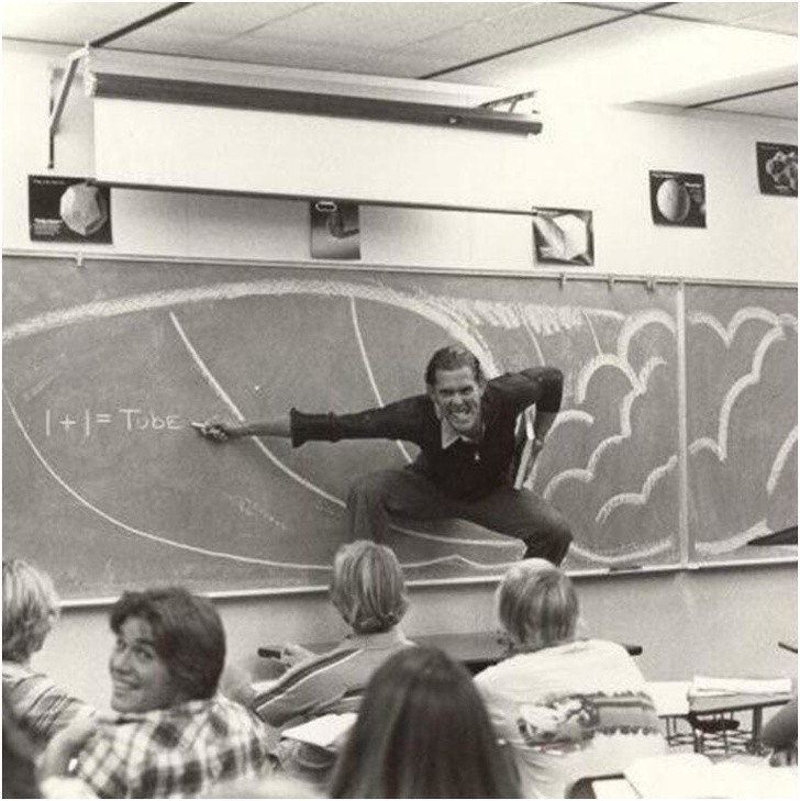 Kalifornijski nauczyciel demonstruje prawa fizyki zachodzące podczas surfowania, lata 70.