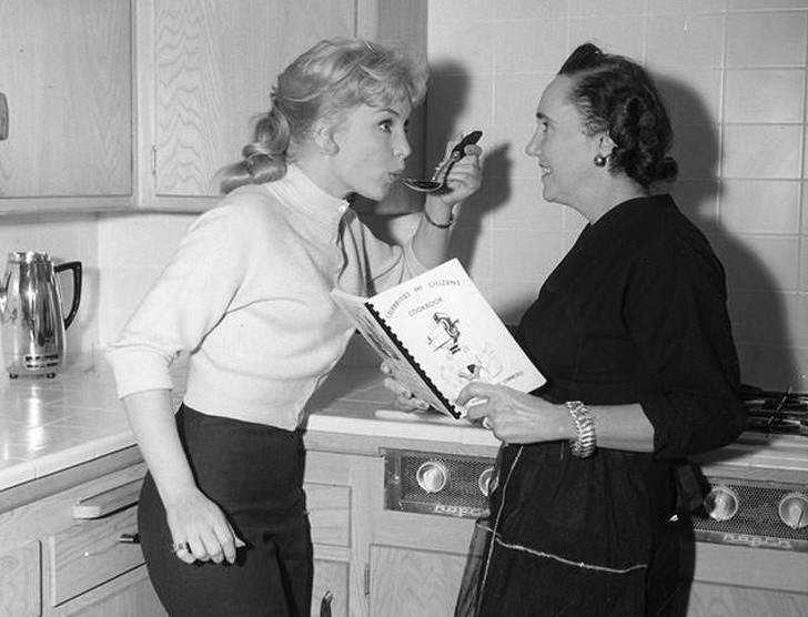 Oprócz premier i planów filmowych, Marilyn Monroe była też widywana w kuchni.