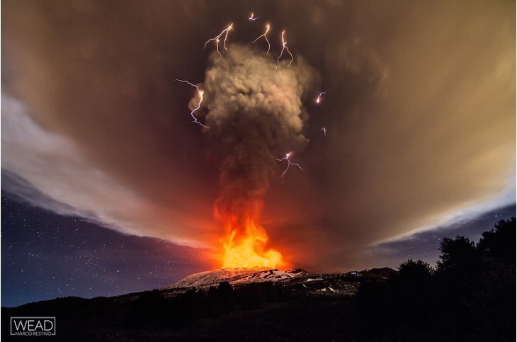 "Brudne burze" powstają wskutek zderzenia cząsteczek pyłu wulkanicznego.