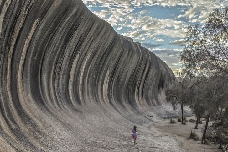 Wave Rock to naturalna formacja skał w Australii. Ma ona kształt fali i sięga na wysokość 15 metrów.